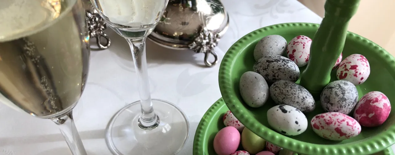 påskägg, glas mousserande vin