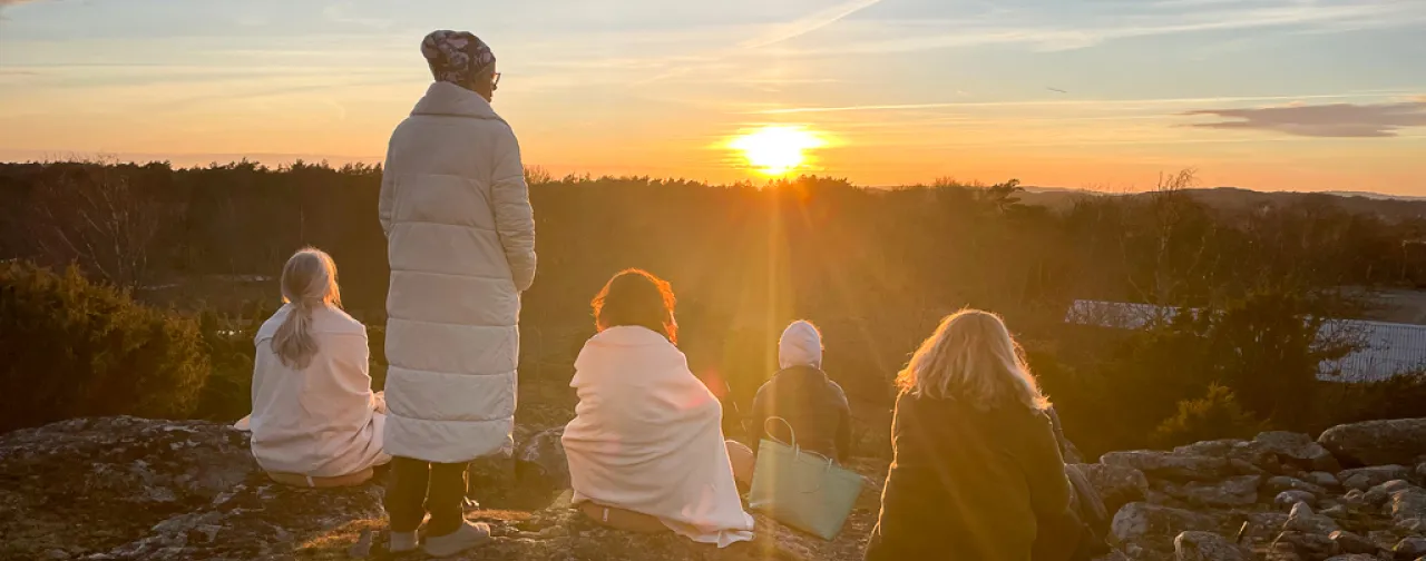 kvinnor, meditation solnedgång_L