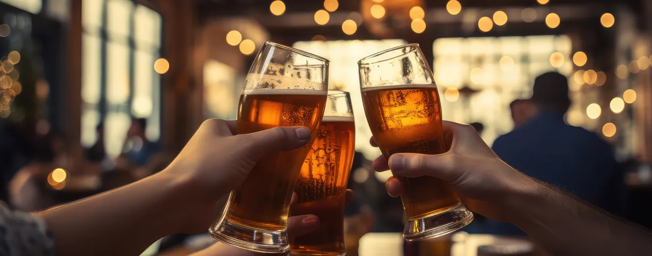 skålande glas, glimmande ljus