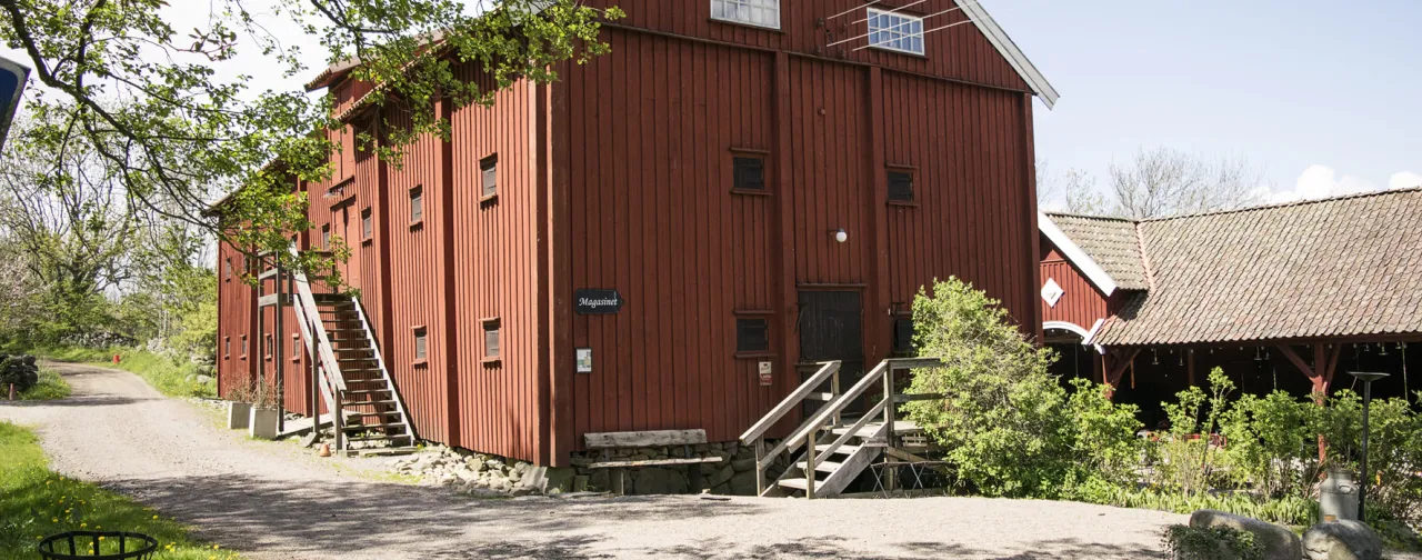 röd stor träbyggnad, magasin