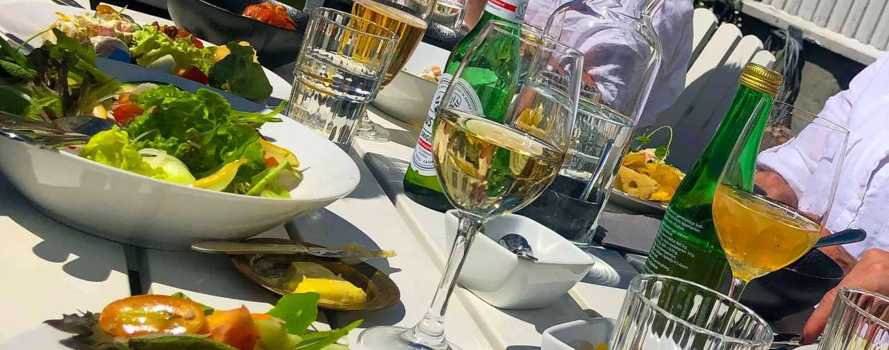 dukat bord, soligt, vinglas, sallad