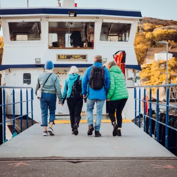personer går på färja