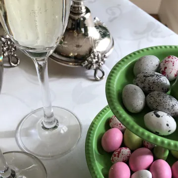 påskägg, glas mousserande vin