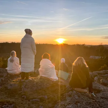 kvinnor, meditation solnedgång_L