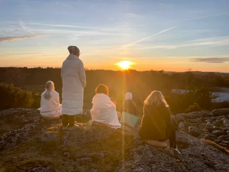 kvinnor, meditation solnedgång_L