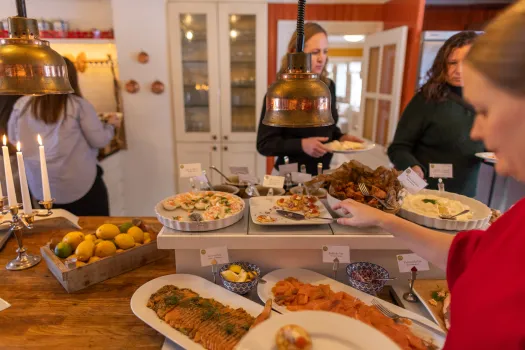 buffé med fiskrätter, personer