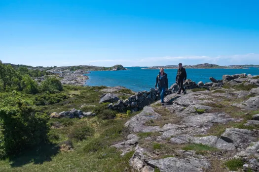 två personer vandrar vid havet