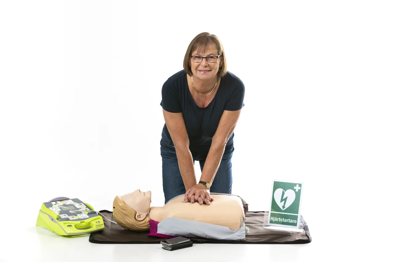 Person som gör HLR på docka