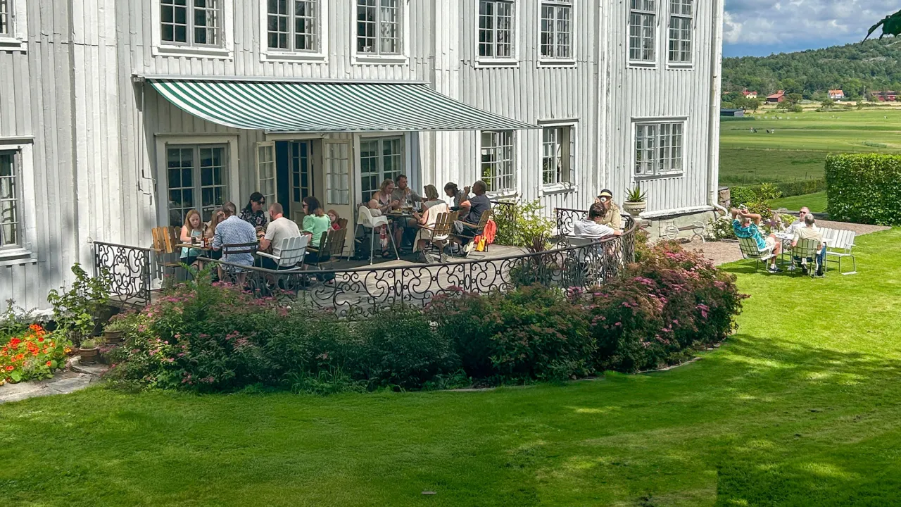 lunchgäster på altan