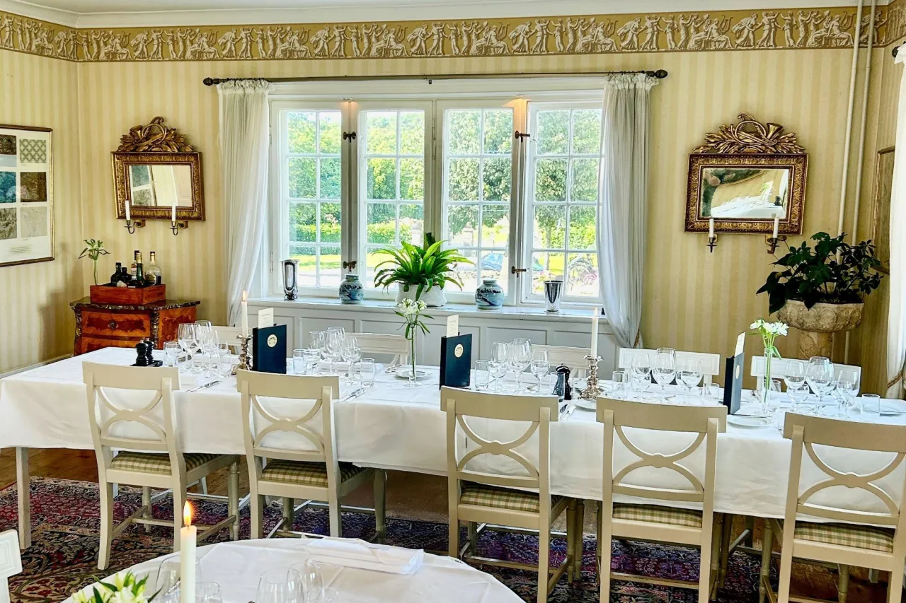 dukat långbord i herrgårdsmiljö