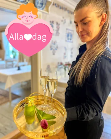 servitris hållande bricka med mousserande glas och tulpan