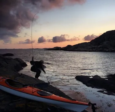 fiskare vid hav, kajak