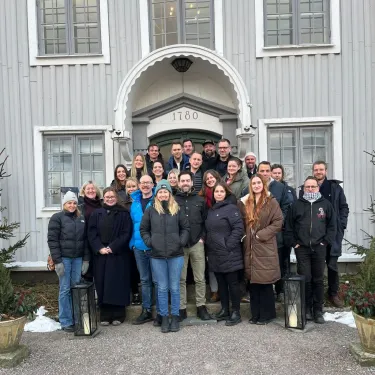 grupp framför herrgårdsbyggnad