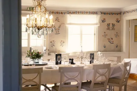 dukat bord, vita dukar, herrgårdsmiljö