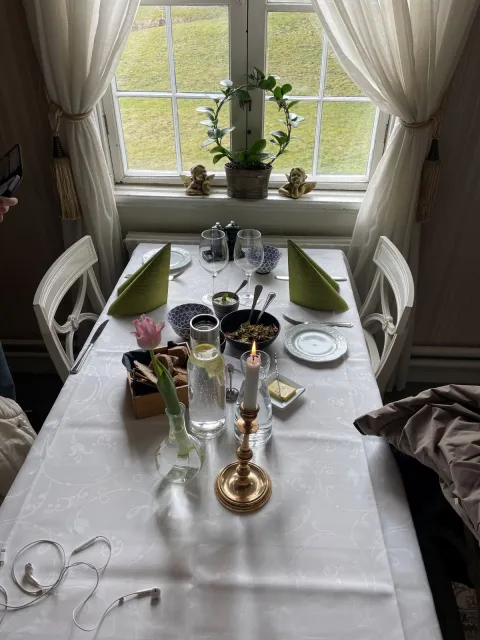 bord framför fönster frukost