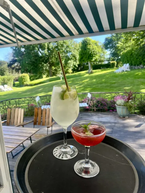 färggranna drinkar på serveringsbricka utomhus