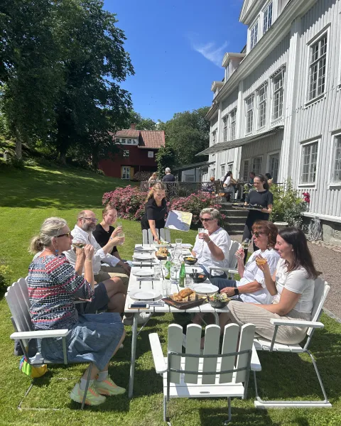 lunchgäster i trädgården