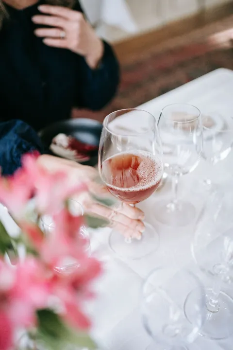 närbild vinglas, blomma