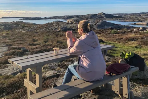kvinna fikar i kustlandskap