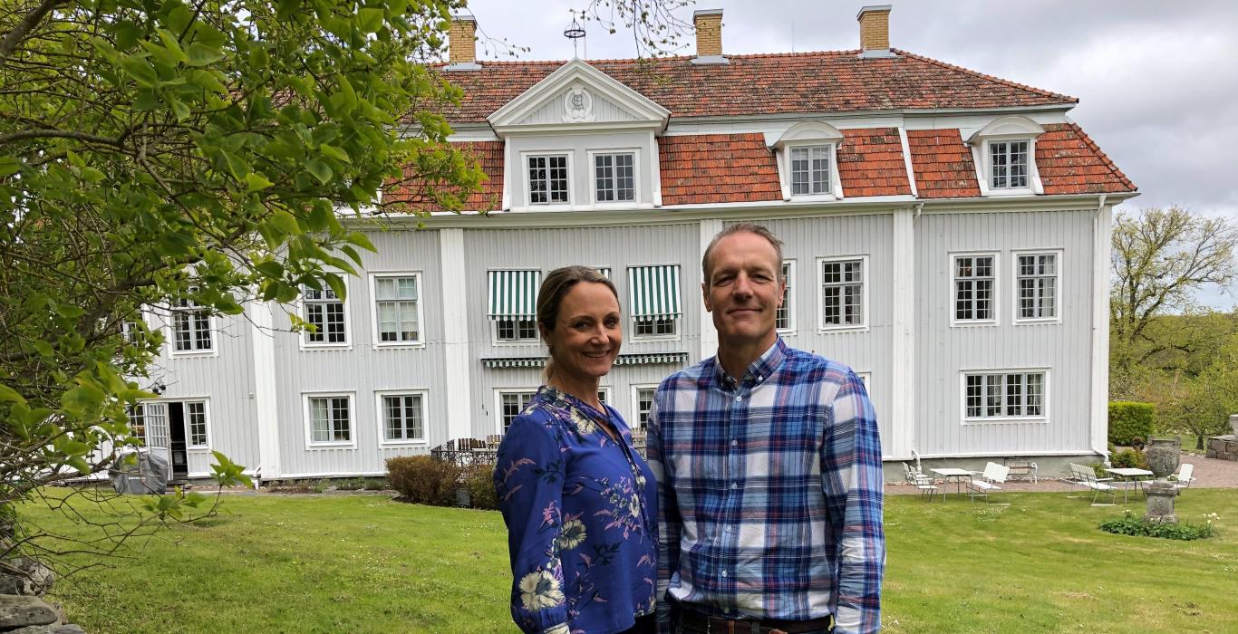 Petter och Karen Karlander framför huvudbyggnaden på Tofta Herrgård