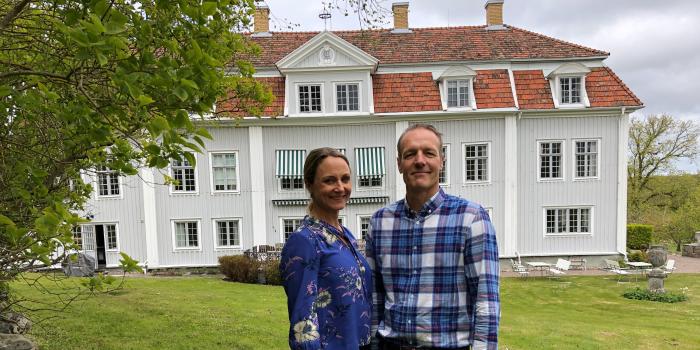 Petter och Karen Karlander framför huvudbyggnaden på Tofta Herrgård