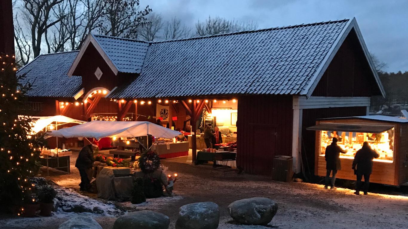 Julmarknad på Tofta Herrgård - utställare i det gamla vagnslidret